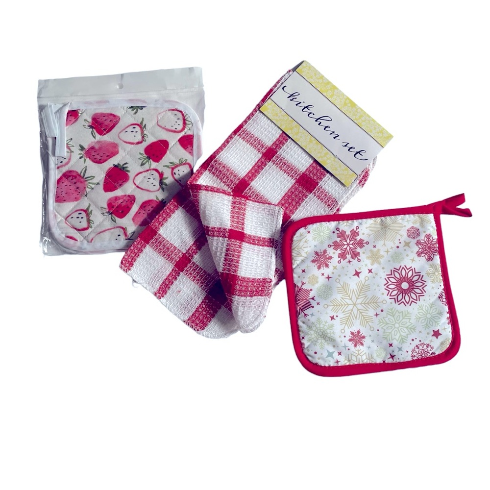 Four Pot Holders and Two Dish Cloths Red White Strawberries Snowflakes
